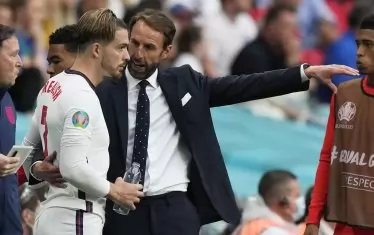 Селекционерът на Англия Гарет Саутгейт дава инструкции на Джак Грийлиш, преди да го пусне в игра в 69-ата мин. Лидерът на "Астън Вила" се отблагодари за доверието с асистенция към Хари Кейн за втория гол в германската врата.