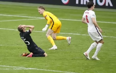 Томас Мюлер се държи за главата, а Джордан Пикфорд (в средата) и Хари Магуайър (вдясно) си отдъхват, след като топката някак не попадна във вратата на Англия.