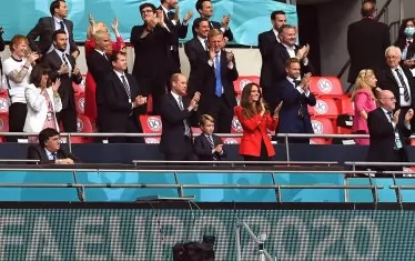 Принц Уилямс, съпругата му Кейт Мидълтън и синът им принц Джордж ръкопляскат от ложите на "Уембли", доволни от гола на Стърлинг за 1:0.