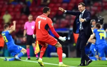 Украинският вратар Хеорхий Бушчан се хвърля в обятията на селекционера Андрий Шевченко след гола за 2:1 в 121-вата минута.