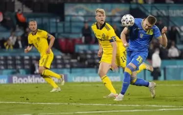 Резервата Артьом Довбик насочва топката с глава неспасяемо в шведската врата точно когато всички се настройваха за изпълнение на дузпи.