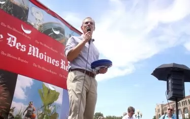  Фред Каргър на митинг в Айова, август 2011 г.