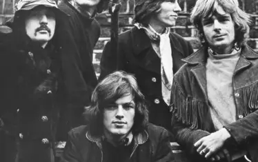 За около месец в края на 1968 г. „Пинк Флойд“ са петима. Новакът Гилмор е долу в средата. Горе Сид Барет (вляво) и Роджър Уотърс гледат в различни посоки. 