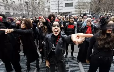 Протестиращи жени пред сградата на Върховния съд в Ню Йорк „отменят“ демонстративно сексуалния тормоз и патриархалността по време на процеса срещу Харви Уайнстийн. Съдът „отмени“ продуцента за следващите 23 години.