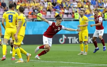 Австриецът Кристоф Баумгартнер е направил "самолетче" с ръце след гола си срещу Украйна.