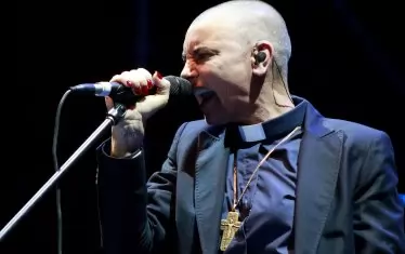 Шиниъд по времето, когато беше пастор, на концерт през 2015 г. в Чили. 