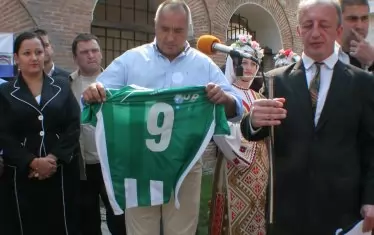 Бойко Борисов разглежда фланелка на "Берое" с неговото име, която получи като подарък след решението му да осигури финансиране за клуба чрез "ТЕЦ Марица-изток 2" на 16 септември 2011 г.