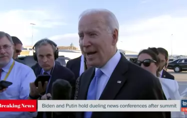  Журналисти продължиха да следват Байдън на летището в Женева преди отлитането му за САЩ, след като  от кратката му пресконференция не научиха много за срещата.