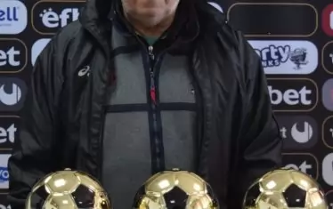  Христо Бонев с наградите си за Футболист № 1 на България през 1969, 1972 и 1973 г.