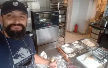 Бойко в кухнята си в Студентския град, където приготвя храна за ученици.