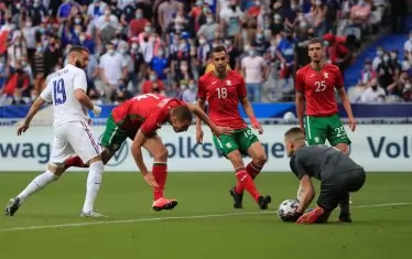  Вратарят Даниел Наумов улавя топката пред голмайстора на "Реал" (Мадрид) Карим Бензема (вляво).