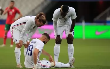  Най-неприятният момент в мача за френския тим - контузията на Карим Бензема (в средата).