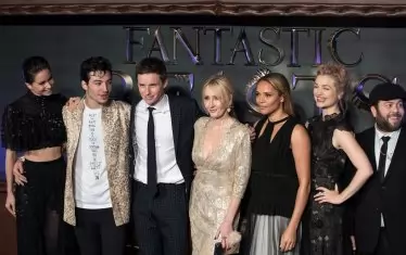  Джоан Роулинг, обвинявана в трансфобия, сред актьорите от филма по книгата ѝ „Фантастични животни и къде да ги намерим“. 