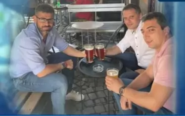 Александър Сиди и Кузман Илиев от "Българските патриоти" пият бира с избиратели от пловдивския арт-квартал "Капана".