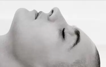 Книгата ѝ Rememberings, със снимка от периода на най-голямата ѝ популярност в началото на 90-те години. 