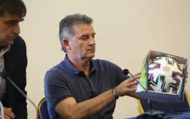 Вицепрезидентът на БФС Емил Костадинов показа официалната топка на шампионата.