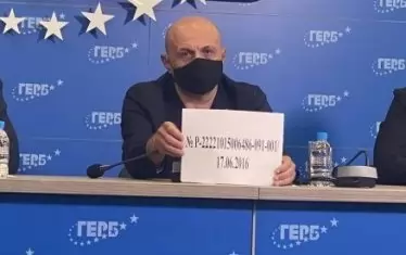  Бившият вицепремиер Томислав Дончев показва под кой номер може да бъде открита в системата "Контрол" на НАП фирмата на Спецов