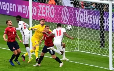 Рахийм Стърлинг (вдясно) бележи с глава гола, с който Англия победи Чехия на ст. "Уембли".