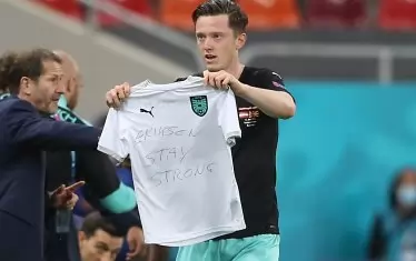 След гола си за 2:1 срещу Северна Македония, австриецът Михаел Грегорич показва фланелка с надпис, подкрепящ припадналия вчера датски национал Кристиян Ериксен.