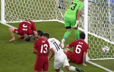 Защитникът на "Ювентус" Мерих Демирал (вляво) си е забил главата в тревата, съжалявайки горчиво за автогола, който си отбеляза.