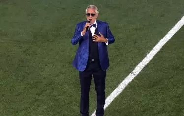 Италианският тенор Андреа Бочели пее арията Nessun dorma от операта "Турандот" по време на церемонията по откриването на европейското първенство.