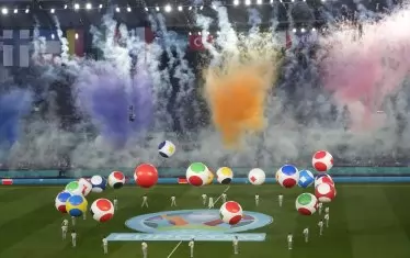  Присъствалите на Олимпийския стадион в Рим 16 000 зрители и тв аудиторията по цял свят се насладиха на хореография с фойерверки и гигантски балони.