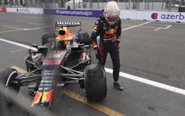 Макс Верстапен слиза разочарован от болида си, след като напусна състезанието само 4 обиколки преди края.