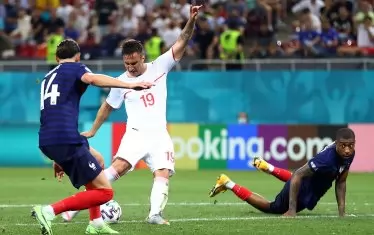 Марио Гавранович (в средата) шутира, за да вкара в 90-ата мин. третия гол за Швейцария, който стъписа франзуците, освен че докара двубоя в Букурещ до продължения.