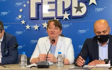 Униние на пресконференцията, малко преди да нахлуе Борисов: Двама гледат надолу, докато един говори вяло.