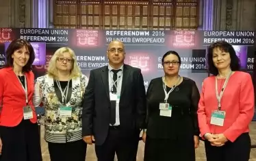  Повечето на снимката са членове и на настоящата ЦИК. В средата е Георги Баханов от ГЕРБ, който предизвика тежък конфликт с говорителя Цветозар Томов.