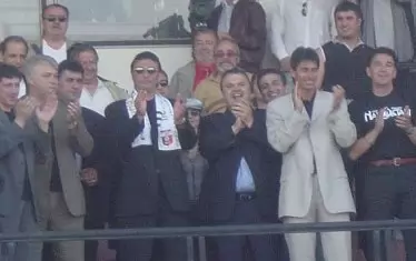 На тази снимка Христо Бонев е точно до покойния вече президент на "Локомотив" (Пд) Георги Илиев (с шалчето). Легендарният футболист не крие, че именно той е поканил и уговорил Илиев да поеме пловдивския клуб.