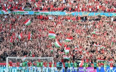 Футболистите на Унгария се радват, заедно с хилядите фенове по трибуните на ст. "Ференц Пушкаш Арена" след първата спечелена точка на Евро 2020, при това срещу световния шампион Франция.