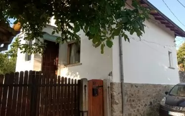 Къщата с ореха в центъра на Бистрица, в която са съхранени и български обичаи - правене на вино, извличането на мед и пр. Има дори и стан, на който гостите могат тъкат.