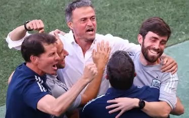 ... за да изпадне в неистова радост с хората от екипа си след края на 1/8-финала.