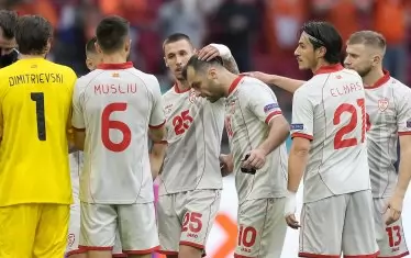 Горан Пандев (в средата) е свалил капитанската лента и е наобграден от съотборниците си, които го окуражават при смяната му в 69-ата мин. в неговия последен мач за Северна Македония.