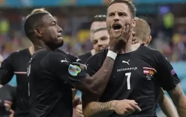 Избликът на Арнаутович бе усетен от съотборниците му, като Дейвид Алаба (вляво) се опита да запуши устата му.