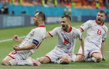  37-годишният Горан Пандев (вляво) е изпаднал в неистова радост, след като е вкарал първия гол за Северна Македония на европейско първенство. Попадението обаче се оказа недостатъчно дори за точка срещу Австрия.