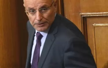 Управляваната от Димитър Радев БНБ засега се измъква с общи фрази от парещите въпроси