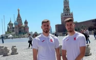 Петко и Андреа (вляво) на Червения площад по време на гостуване на националния отбор срещу Русия през юни 2021 г.