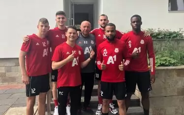 Част от футболистите на "ЦСКА-София" са наобградили домакина на отбора бай Добри на старта на подготовката.