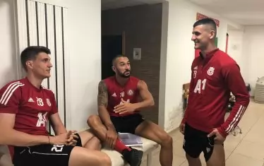 Завърналият се в отбора Ахмед Ахмедов (вдясно) споделя впечатления в съблекалнята.