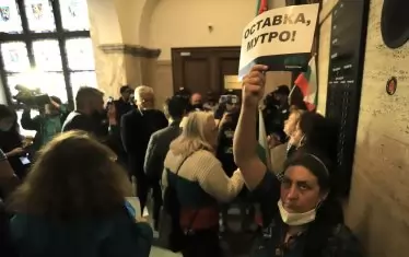 Сутринта двайсетина протестиращи щурмуваха коридорите на Съдебната палата с викове "Оставка и затвор!"