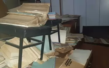 Вътре са разхвърляни досиета както на пациенти, така и документи на персонала.