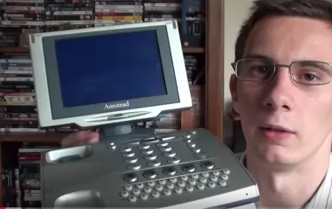 Компанията Amstrad лансира своя "и-мейлър" през 1997 г., когато за такава услуга е вече безнадеждно късно. 