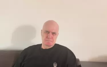 Слави Трифонов на диван.