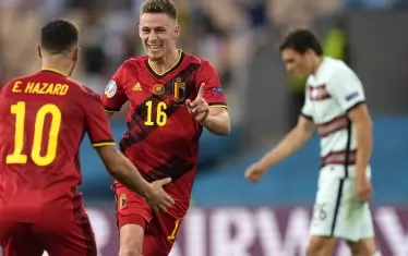 Торган Азар (в средата) приема поздравления първо от брат си Еден (вляво) след фантастичния гол във вратата на Португалия.