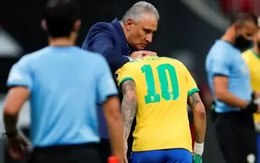 Треньорът на "Селесао" Тите поздравява Неймар за попадението му срещу Венецуела.