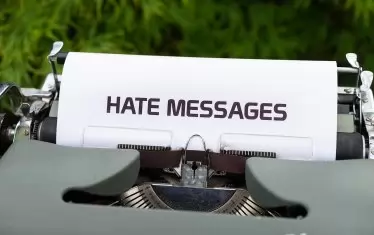 Над 1 на 7 деца под 18 г. съобщават, че са били подложени на насилие онлайн, особено в социалните мрежи.
