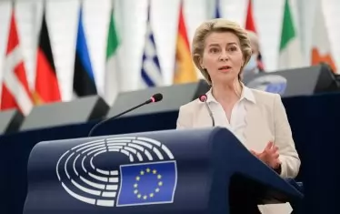 На фона на безпрецедентната ценова криза председателката на ЕК Урсула фон дер Лайен пак призова 27-те страни членки да се откажат от природния газ. Тя заяви в Европарламента, че ЕС е станал особено уязвим, откакто внася 90% от газа, и то най-вече от стратегическия си съперник Русия. Председателката призна, че "Газпром" изпълнява дългосрочните си договорни отношения, но посочи, че сега не е отговорил на нарасналото търсене, както го е правил предишни години. "В момента Европа разчита прекалено много на газа, затова трябва да удвои скоростта на прехода към чиста енергия от възобновяеми източници като вятъра и слънцето, които могат да бъдат произвеждани на местна почва и да са по-евтини от вносните изкопаеми горива", обясни Фон дер Лайен, гледайки към далечното бъдеще. А във връзка с "днешните" катаклизми тя прикани държавите от ЕС "да се погрижат таксите и данъците върху енергията да бъдат адаптирани, така че да бъдат защитени най-бедните европейски граждани".