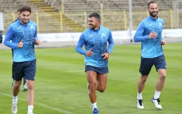 Въпреки продължаващото разбягване на футболисти, Валери Божинов (в средата), чийто договор изтича и няма яснота дали ще бъде удължен, се включи в днешната тренировка.